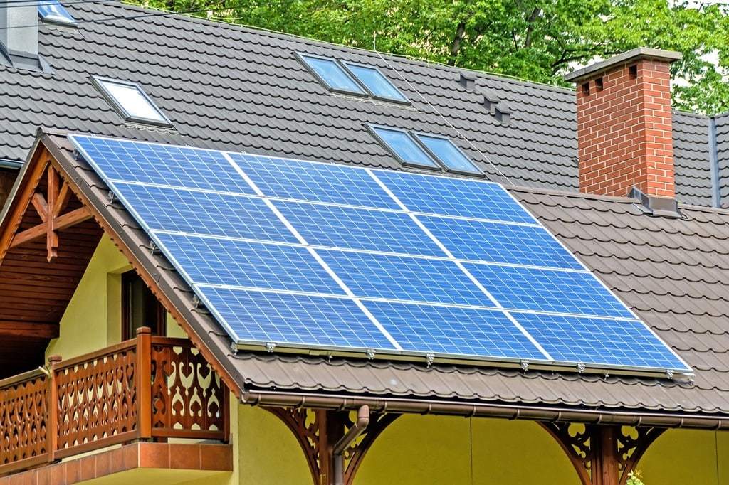 PAC et panneaux solaires : le duo qui divise la facture de chauffage par trois
